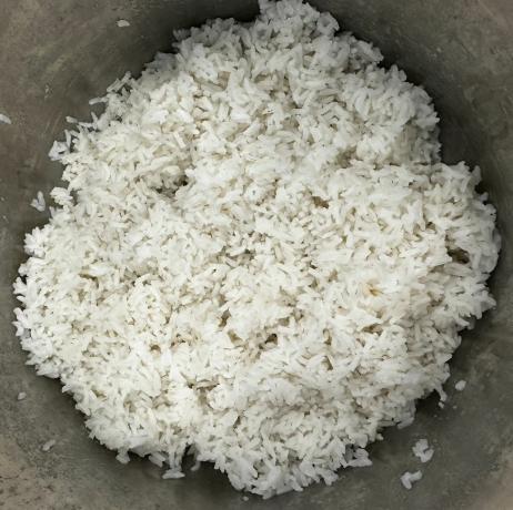 biela ryža vo vnútornej nádobe