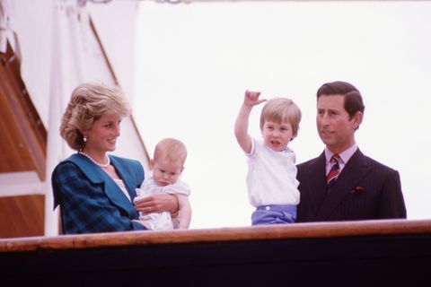 Diana princezná z Walesu a Charles Prince of Wales držať princ Harry a princ William na palube kráľovskej jachty Britannia, v Kráľovskej ceste v Taliansku dňa 5. mája 1985 v talianskych Benátkach. Princezná Diana na sebe kabát navrhnutý Emanuel.