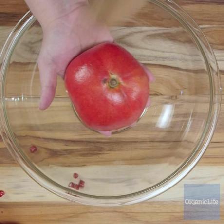 ukážka pre Kitchen Hack: Spanking The Pomegranate