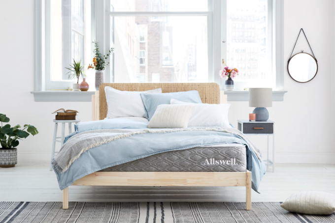usporiadanie spálne s luxusným hybridným matracom allswell na ráme postele
