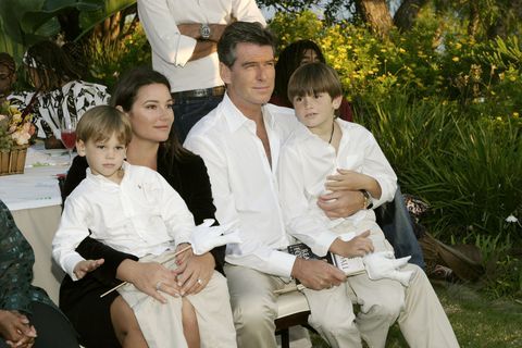 Keely Shaye Smith a Pierce Brosnan so synmi Paríž a Dylan v roku 2004. 